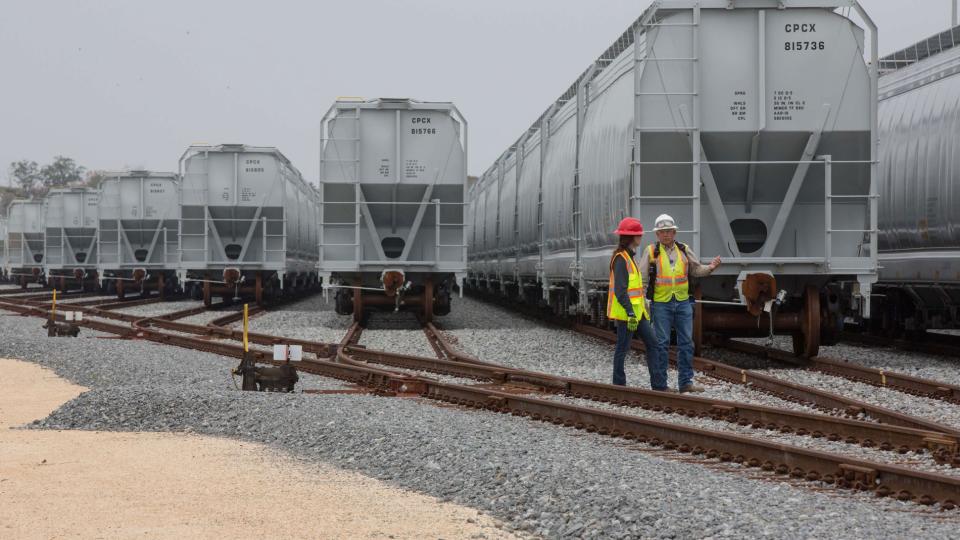 Two employees having a discussion 