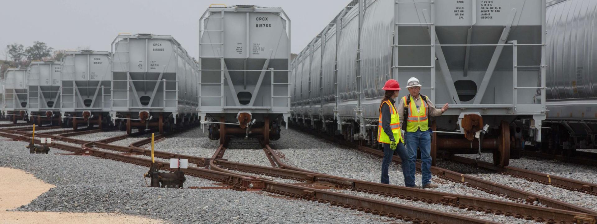 Two employees having a discussion 