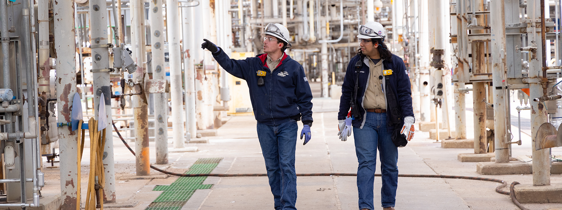 Two operators walking in unit
